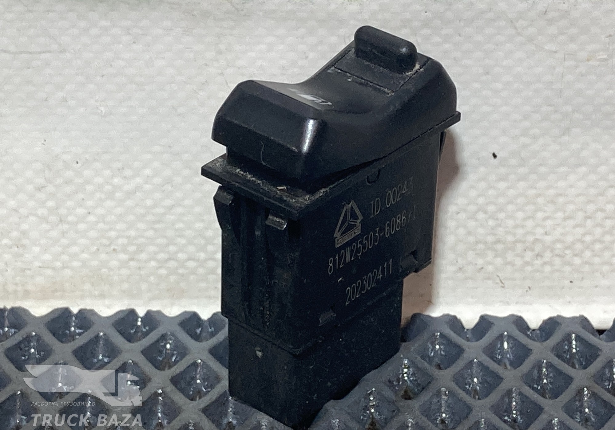 812W255036086 Кнопка топливного бака