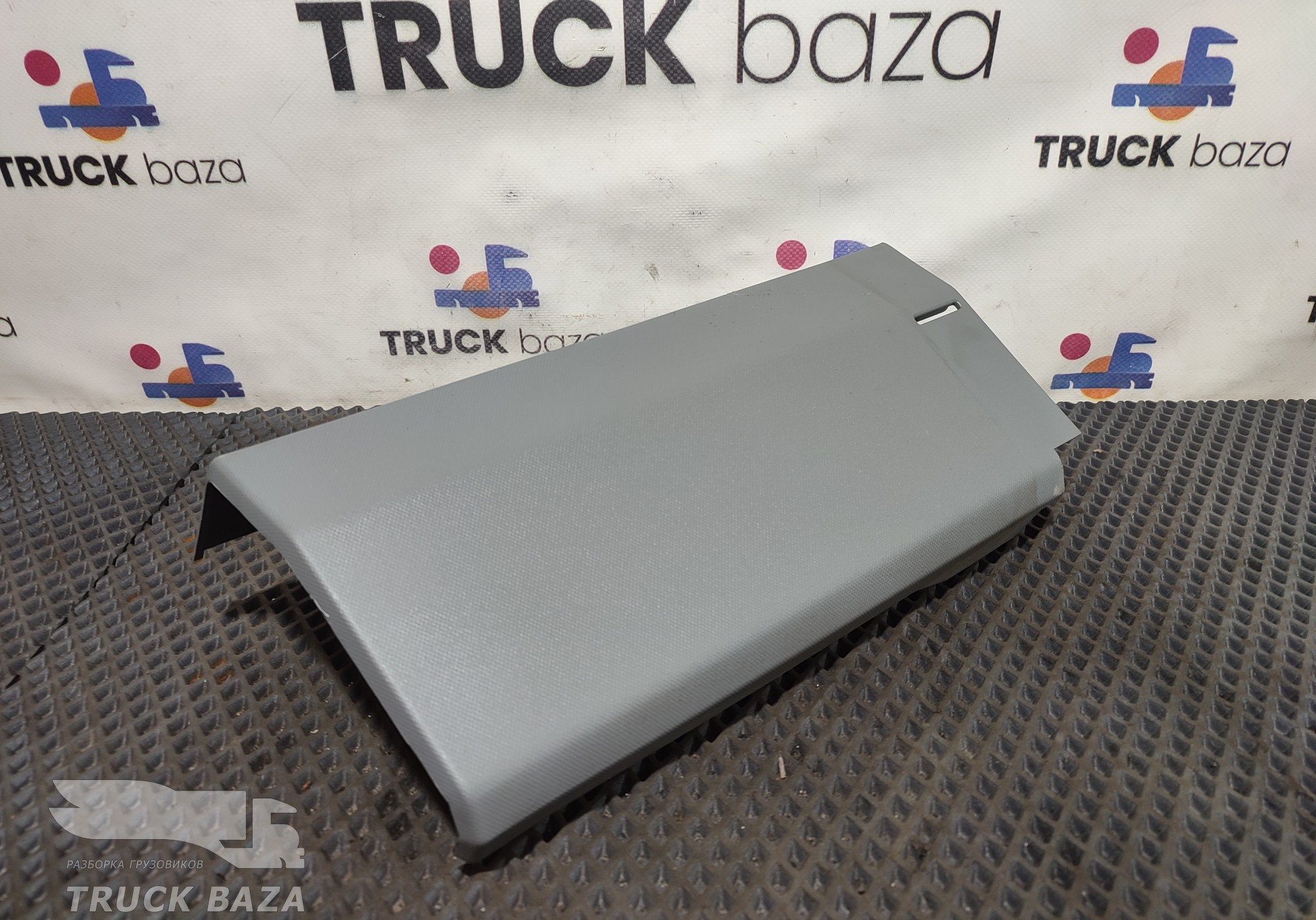 82365303 Заглушка салона правая для Renault T (с 2013)