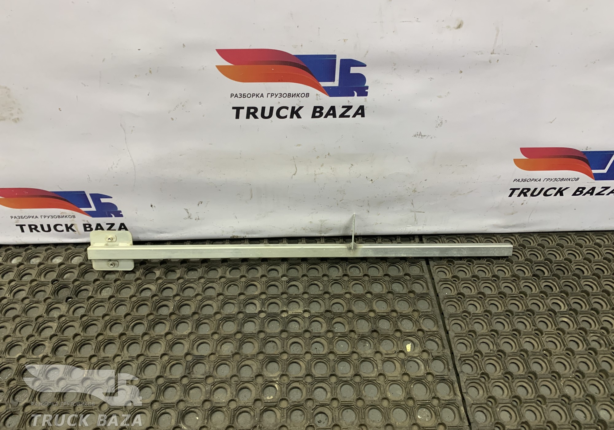 1297303 Кронштейн продолжения двери правой для Daf XF106