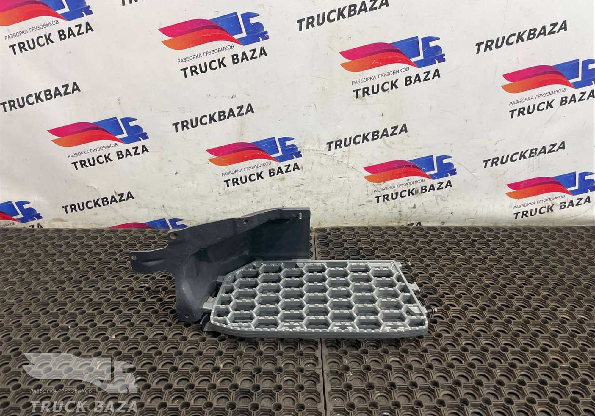 2422415 Подножка кабины левая для Scania 6-series R (с 2016)