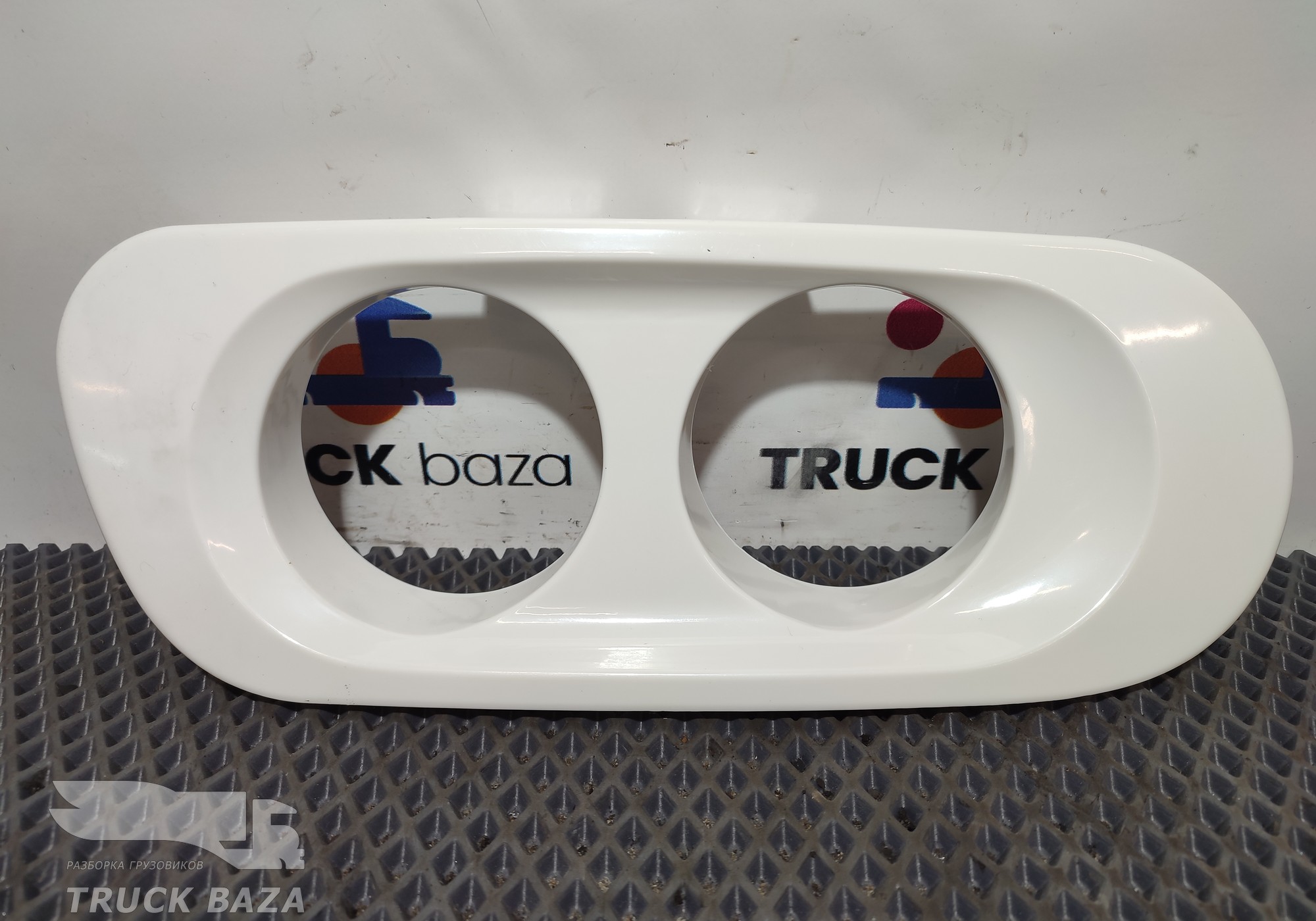 1649364 Облицовка ПТФ правая