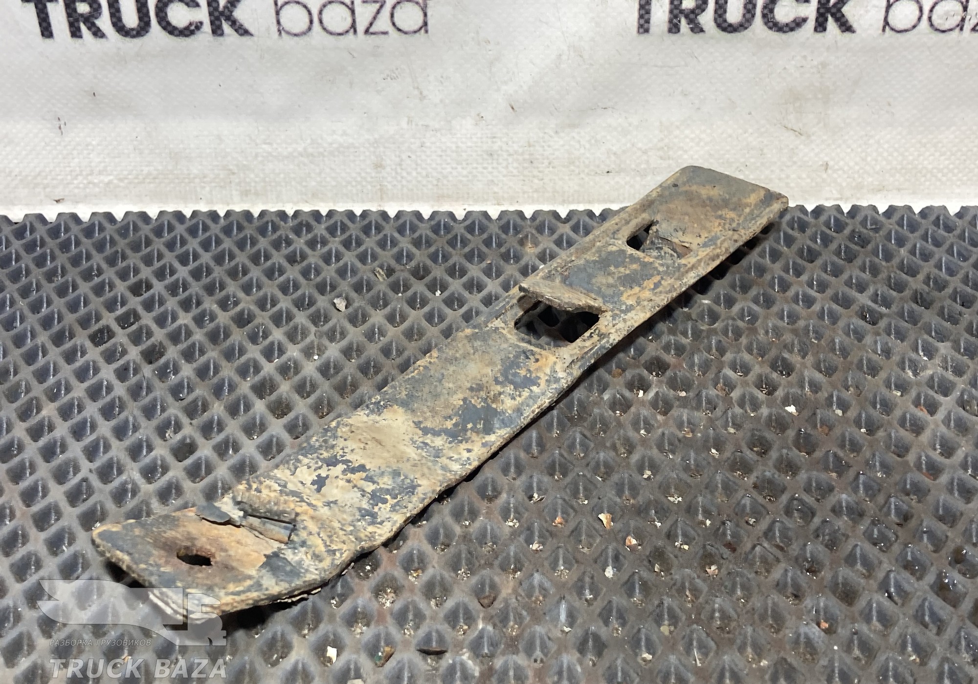 1383520 Кронштейн крыла заднего