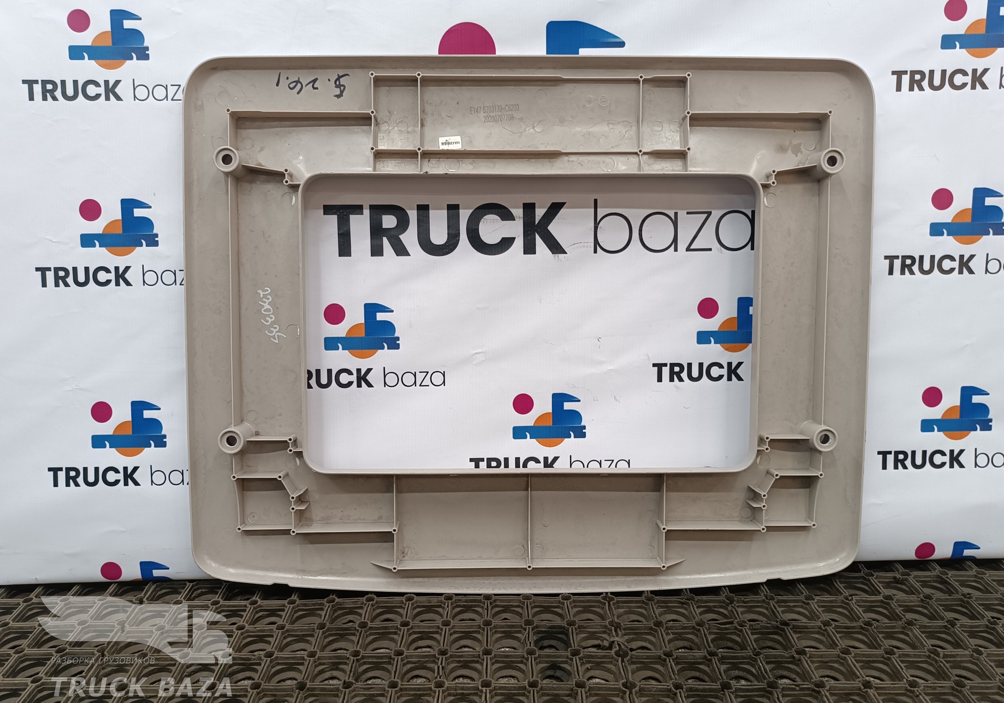 5703139C6203 Накладка люка для DongFeng GX DFH4180