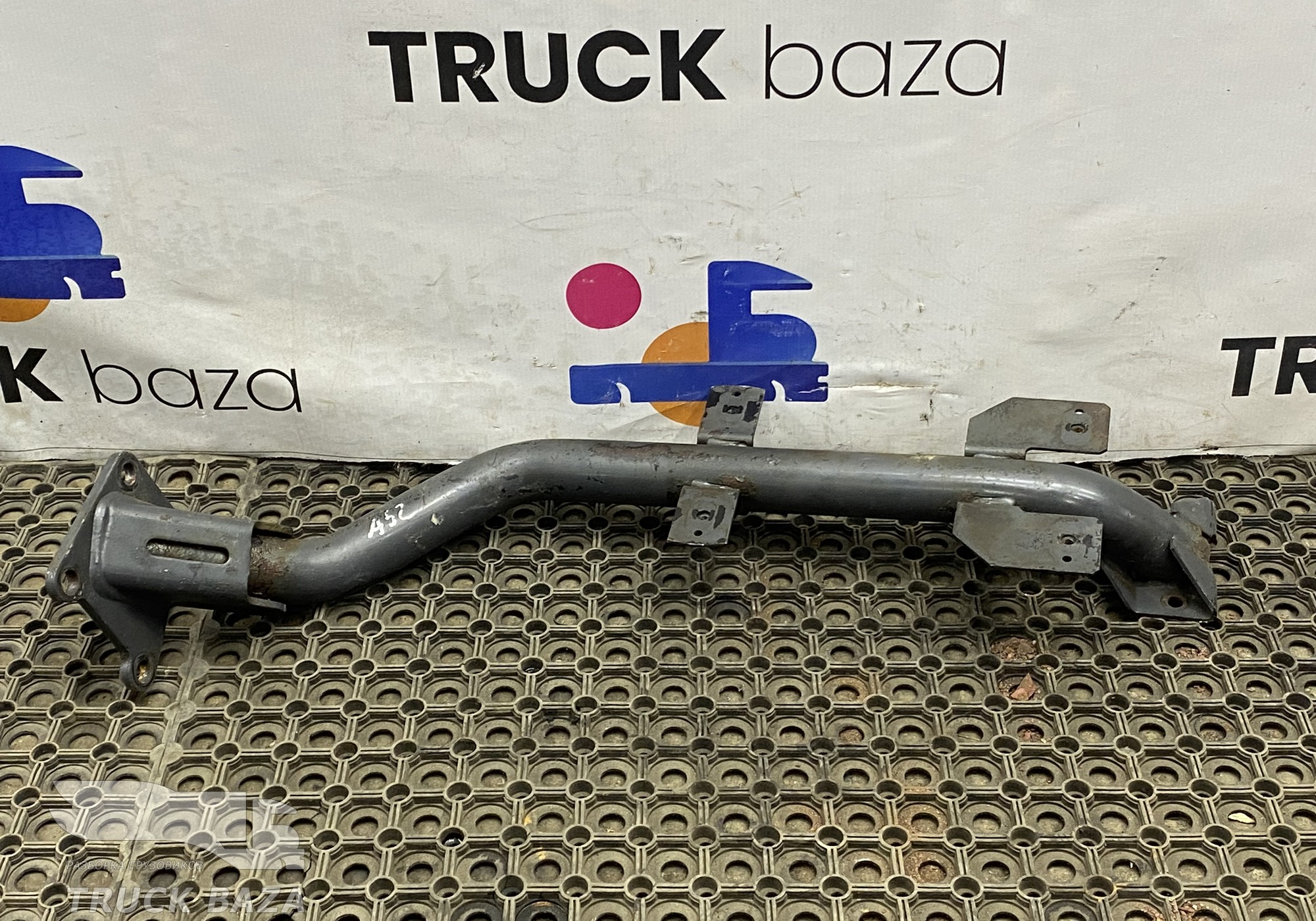 A9305208233 Кронштейн крыла переднего правого