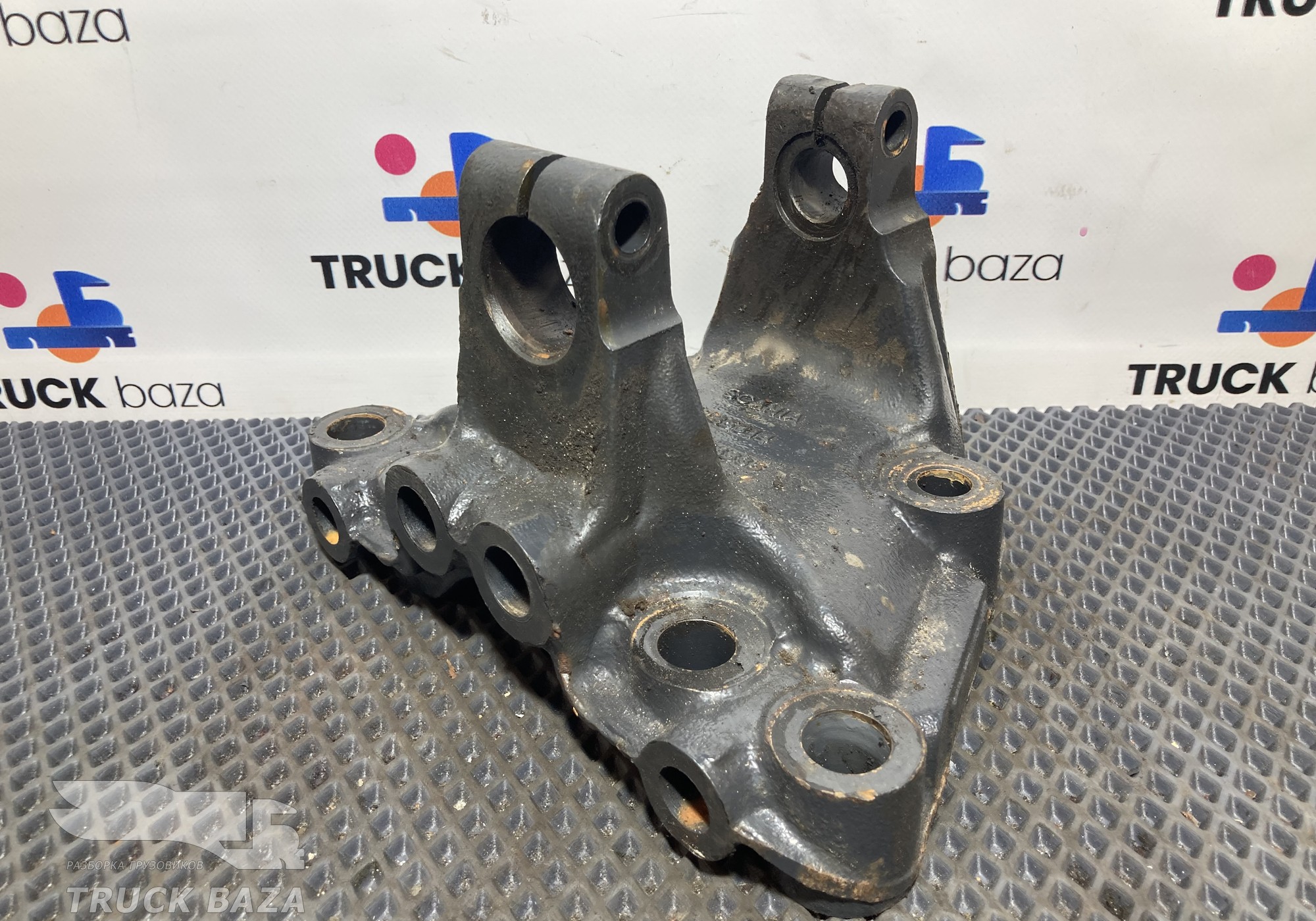 1785814 Кронштейн передней рессоры левый