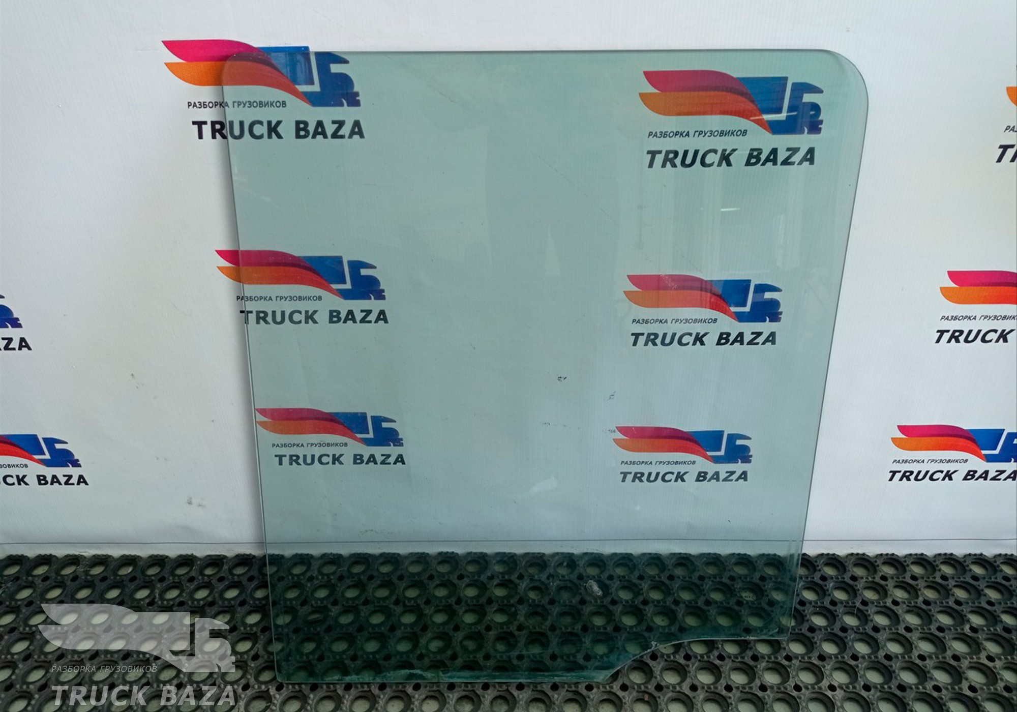 1284624 Стекло двери правой для Daf 95