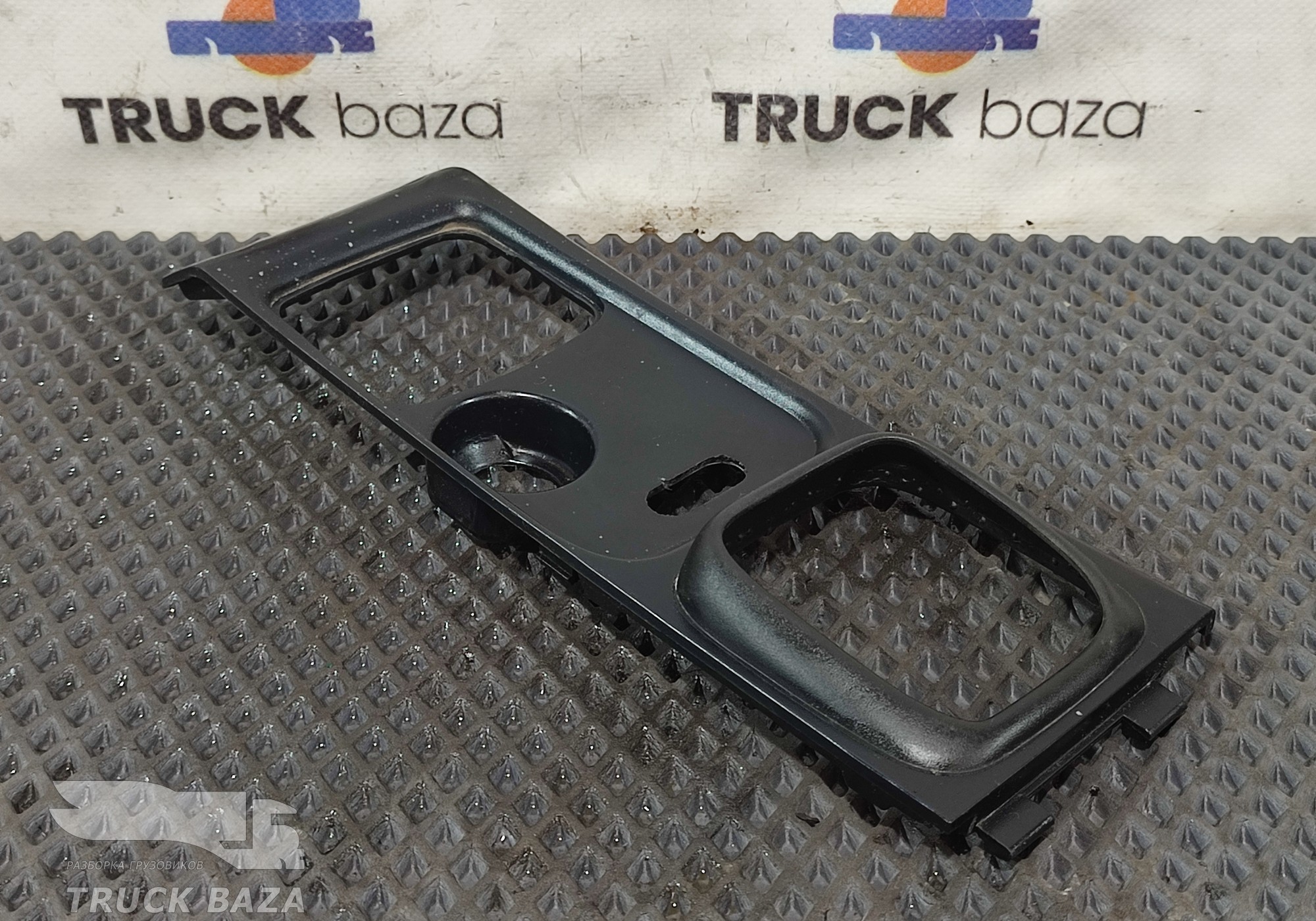 1443277 Накладка торпедо