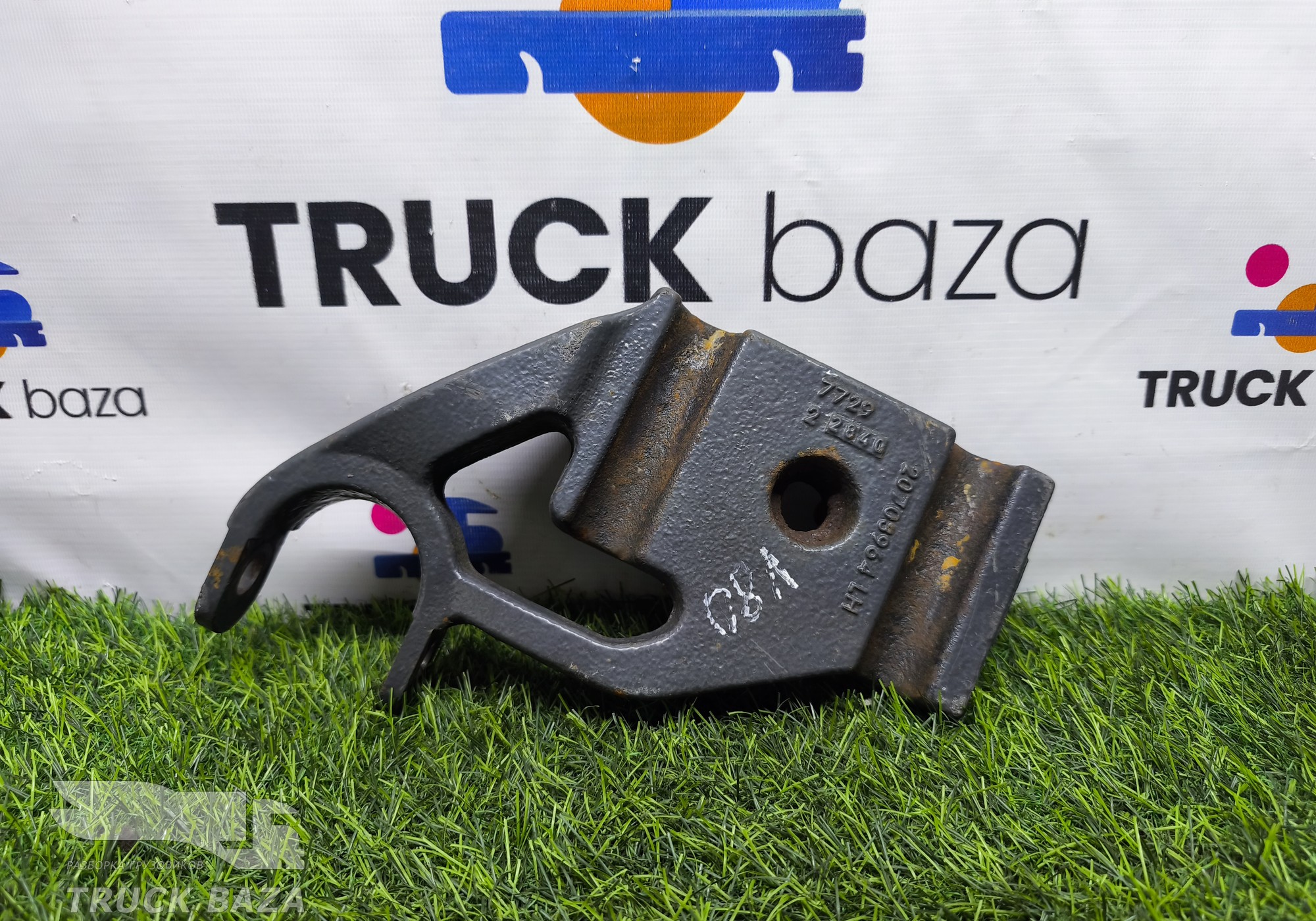 20703964 Кронштейн амортизатора левый