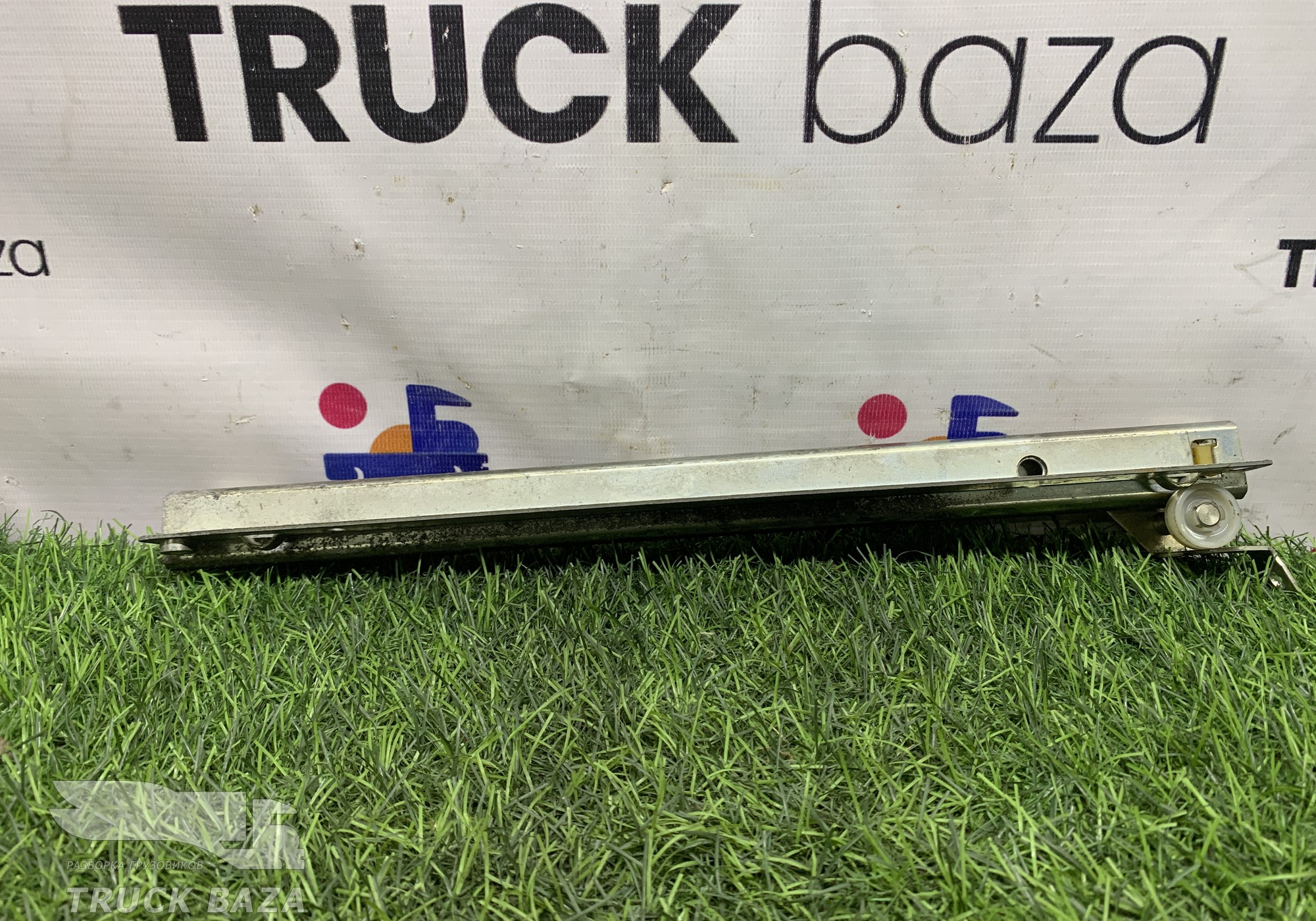 1297399 Направляющая столика правая