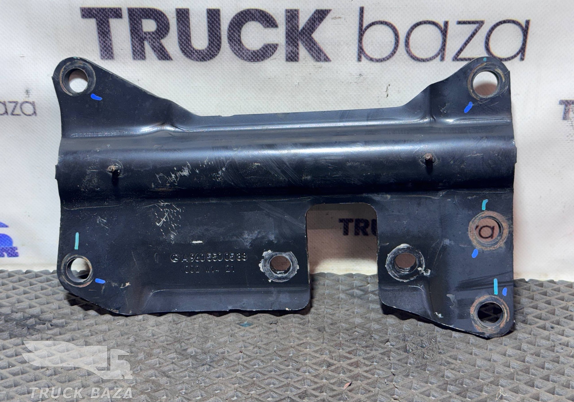 A9605500538 Кронштейн цилиндра подъема кабины