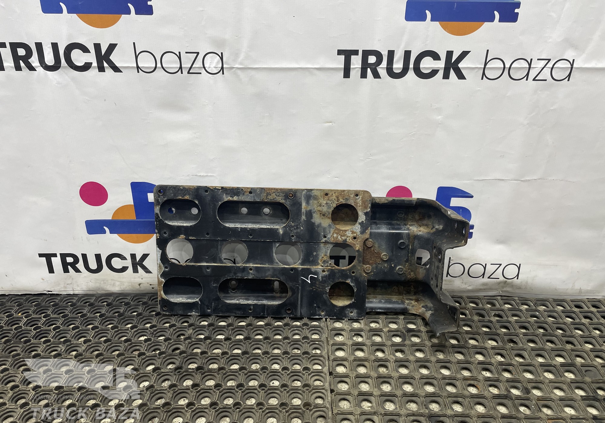 81612435430 Кронштейн крыла переднего