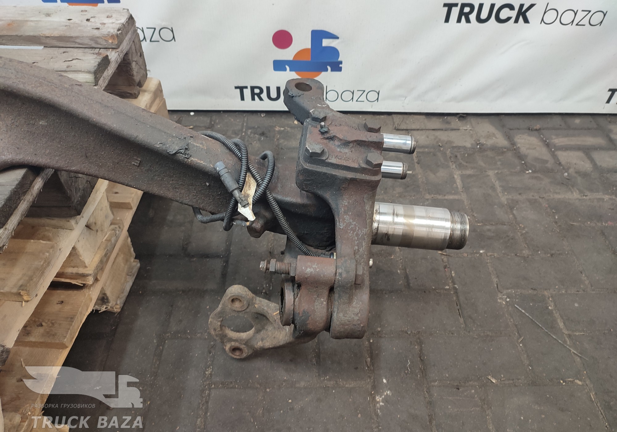 1895928 Кулак поворотный правый