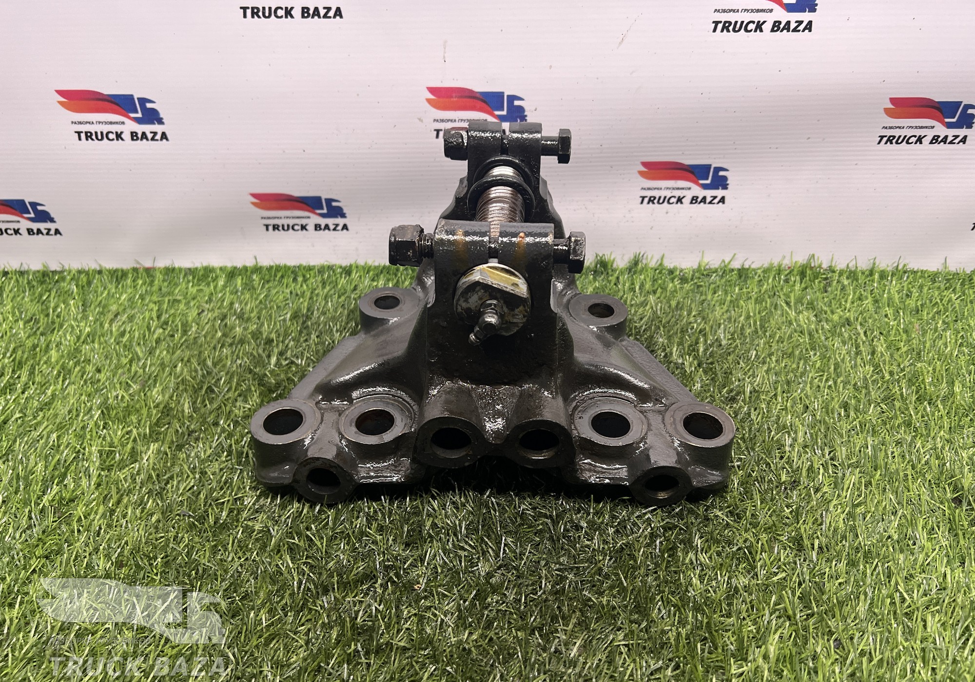 1785815 Кронштейн передней рессоры правый