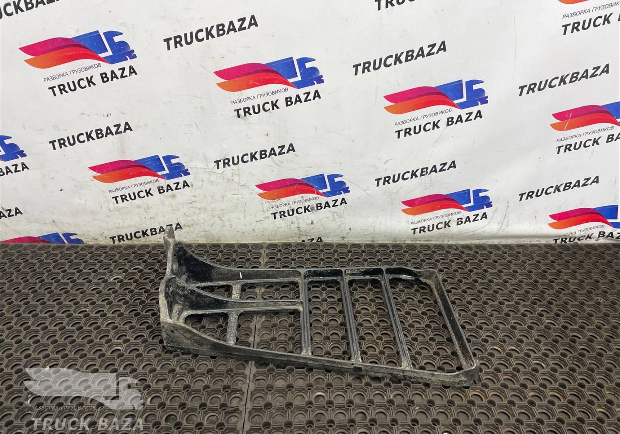 JC46E101E07AB Кронштейн бокового спойлера правый для Ford F-MAX (с 2018)