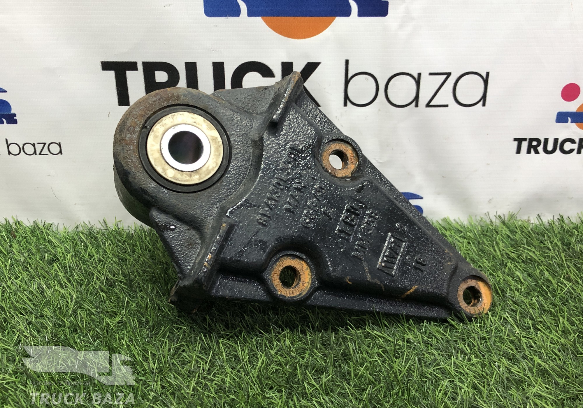 81413013301 Кронштейн передней рессоры