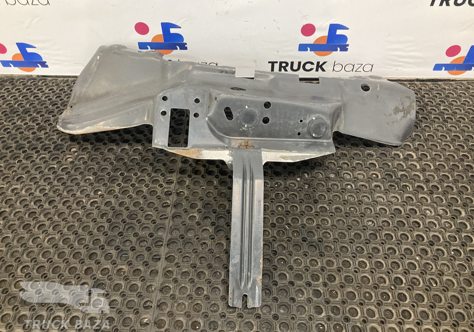 2256885 Брызговик крыла переднего правого