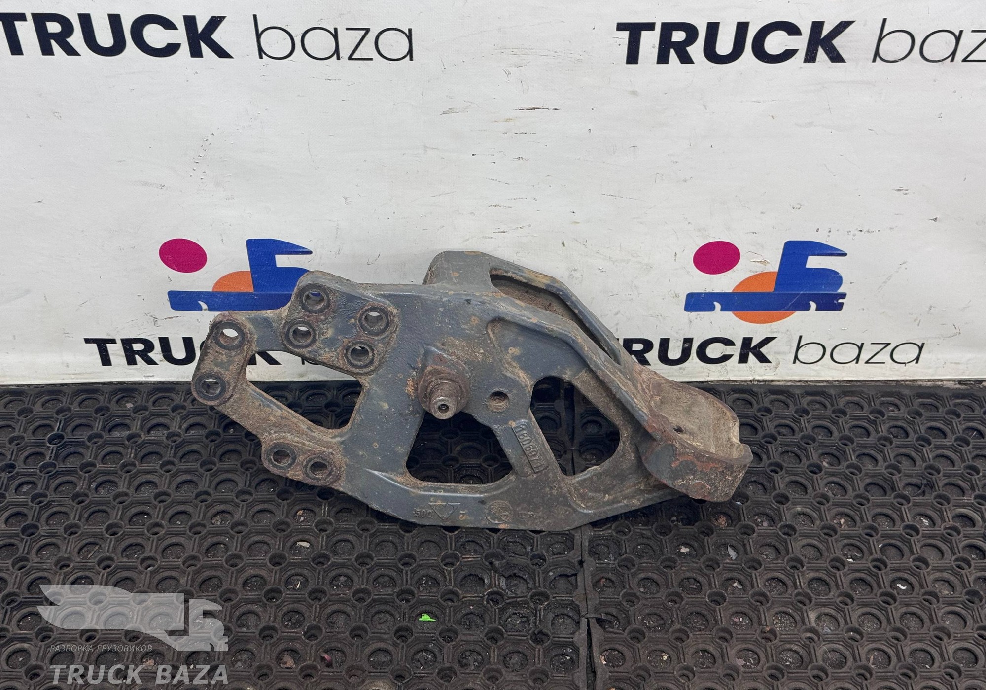 1606971 Кронштейн рессоры передней правый