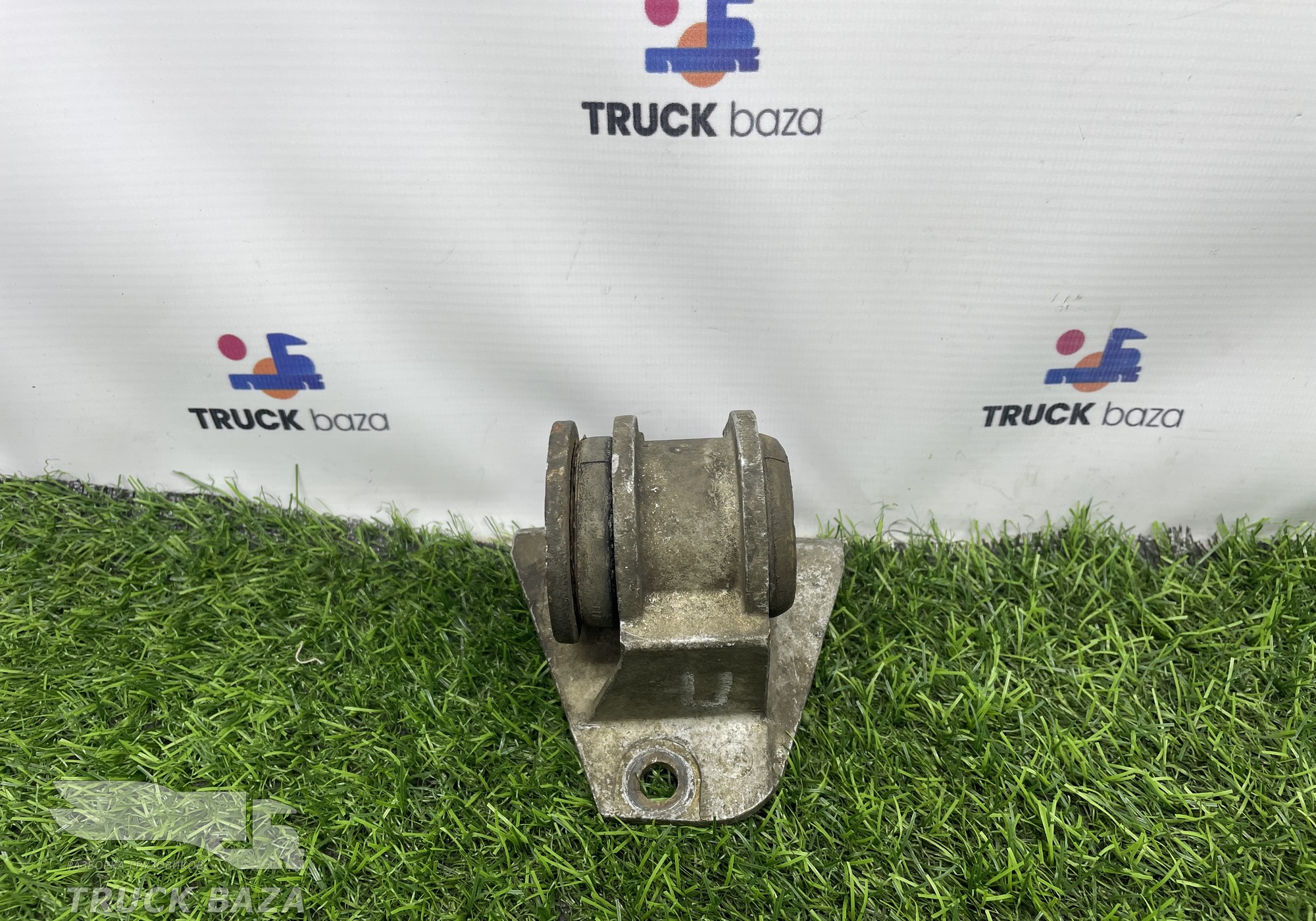 81062250006 Кронштейн радиатора правый для Man TGX