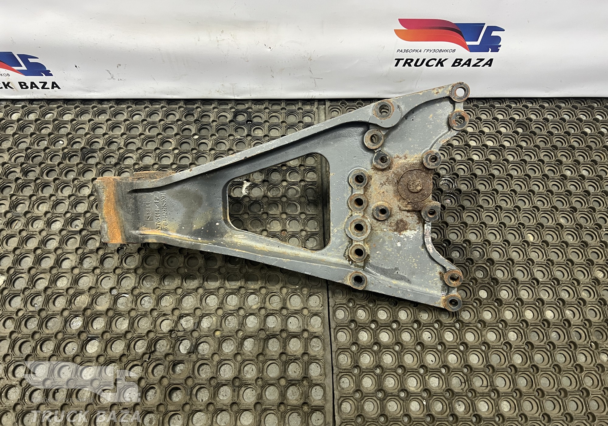 A9423252509 Кронштейн реактивной тяги правый