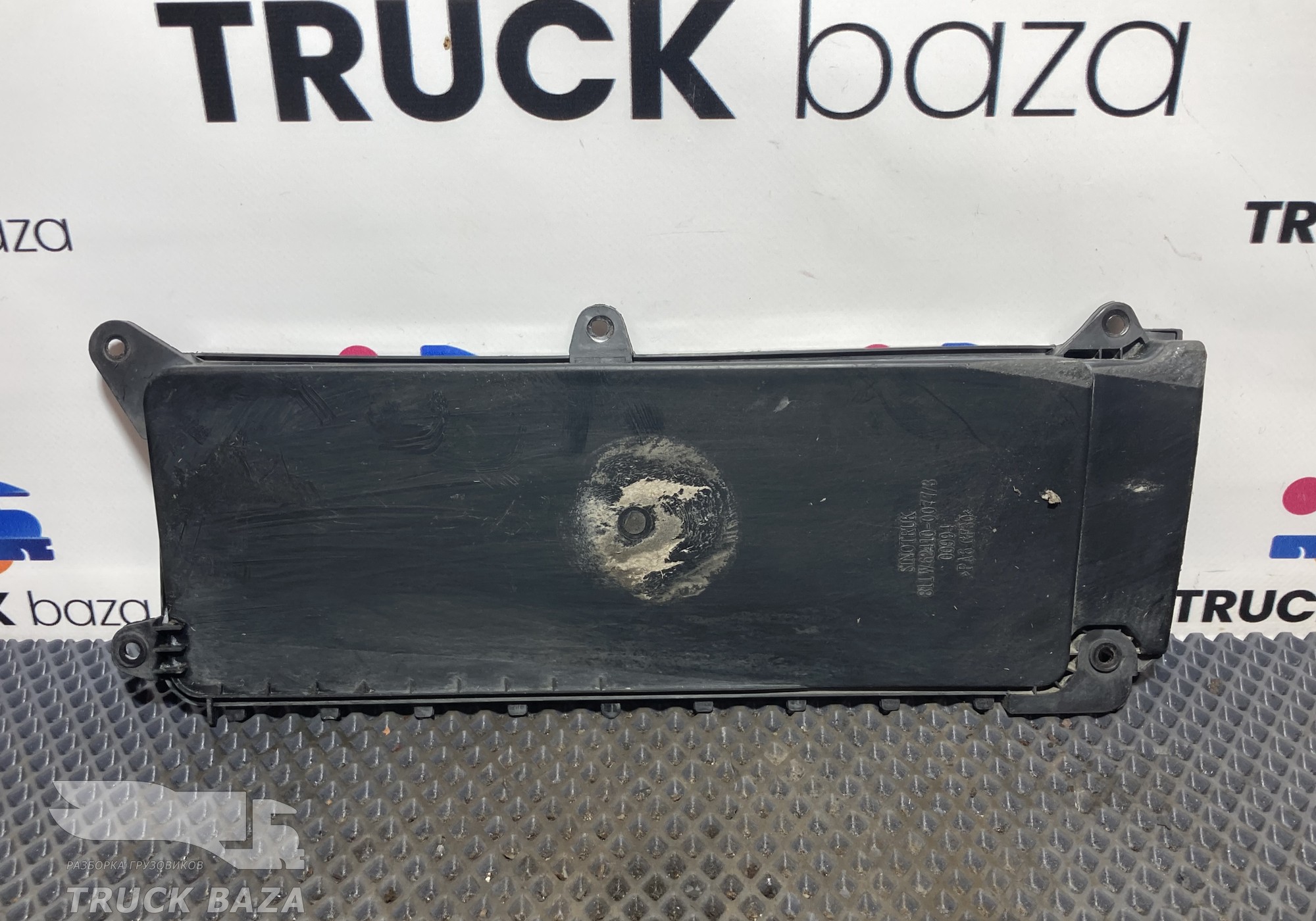 811W624100077 Крышка блока предохранителей