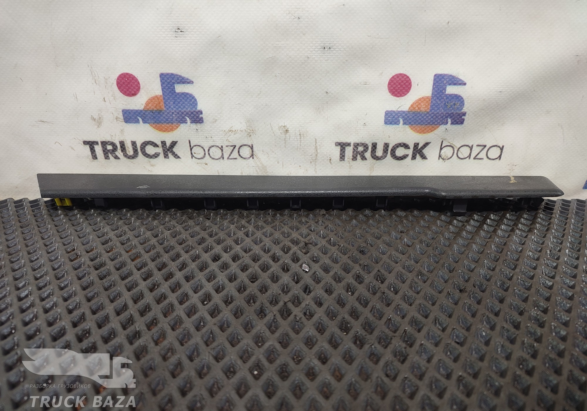 82301764 Накладка двери правой для Renault T (с 2013)