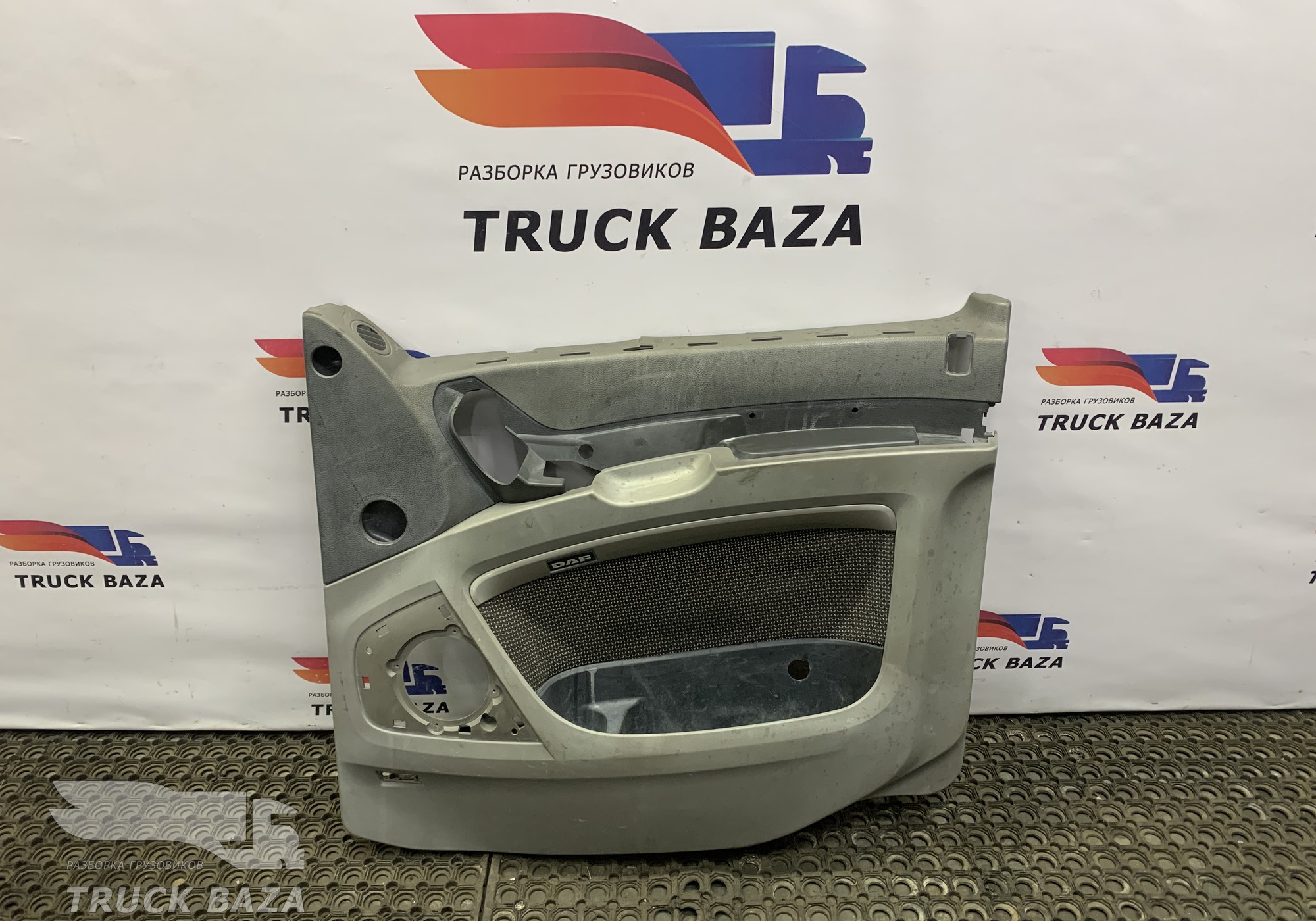 1679386 Обшивка двери правой