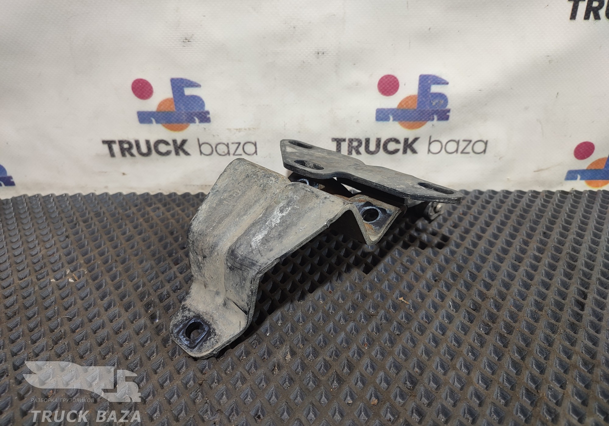 81624400042 Петля капота