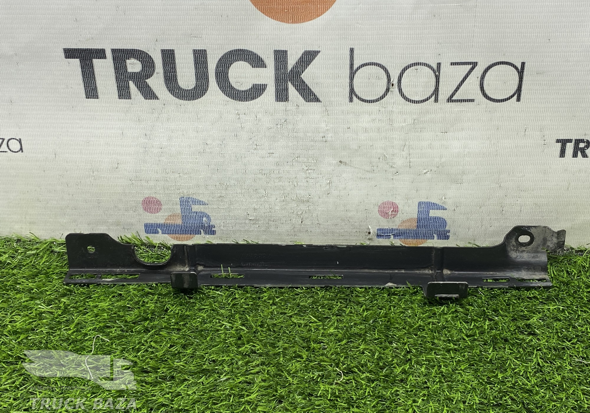 2333777 Кронштейн облицовки радиатора левый