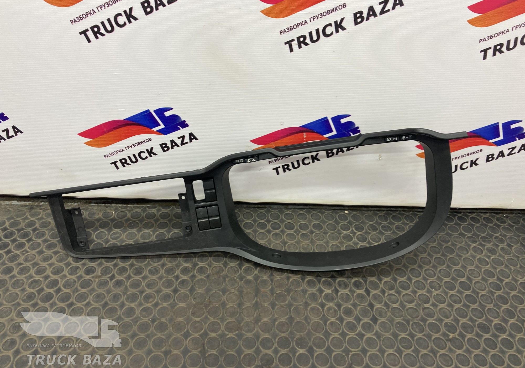 81617016357 Накладка панели приборов для Man TGX