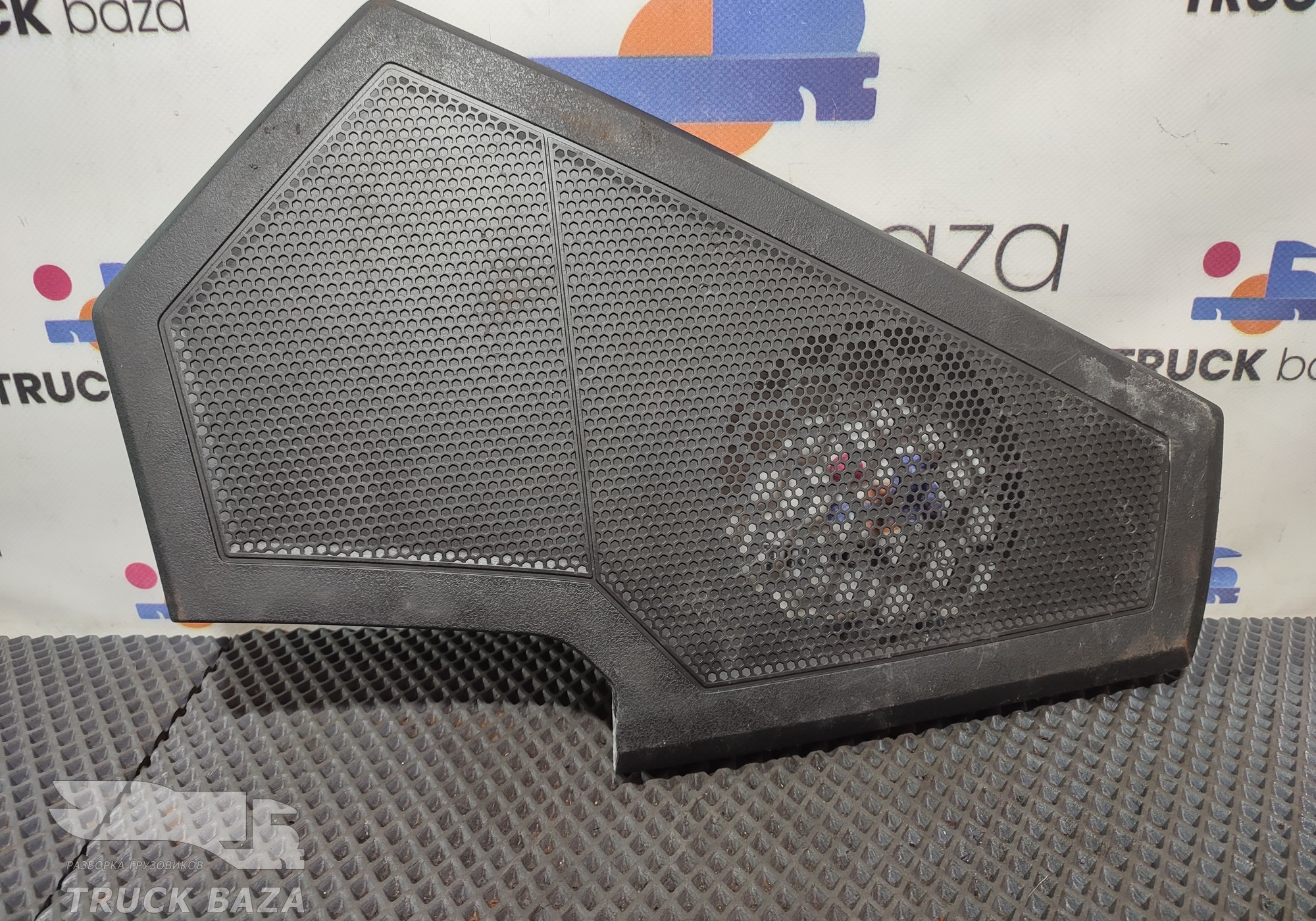 82301918 Решетка динамика правая для Renault T (с 2013)