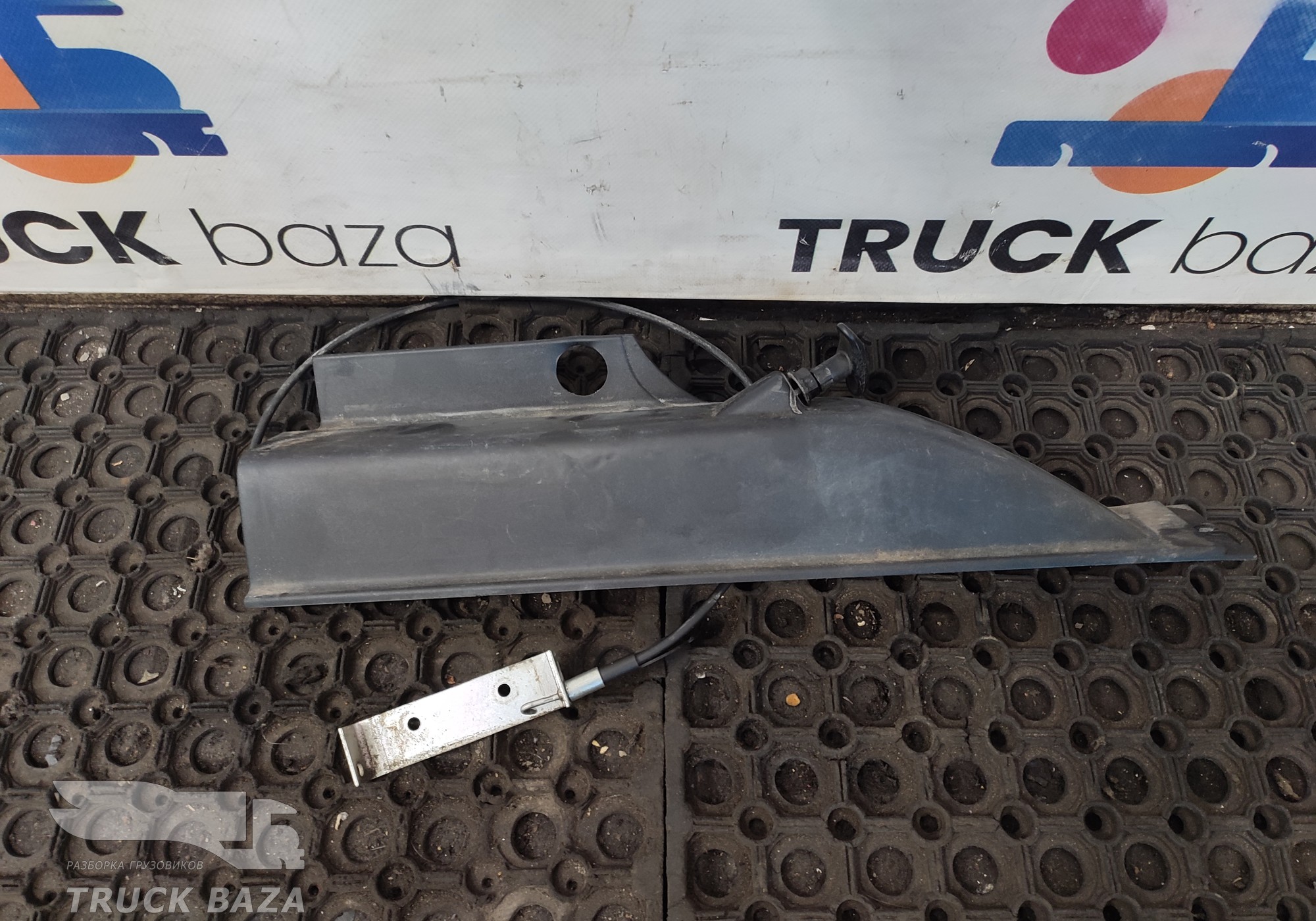 1786749 Накладка ручки бардачка левая