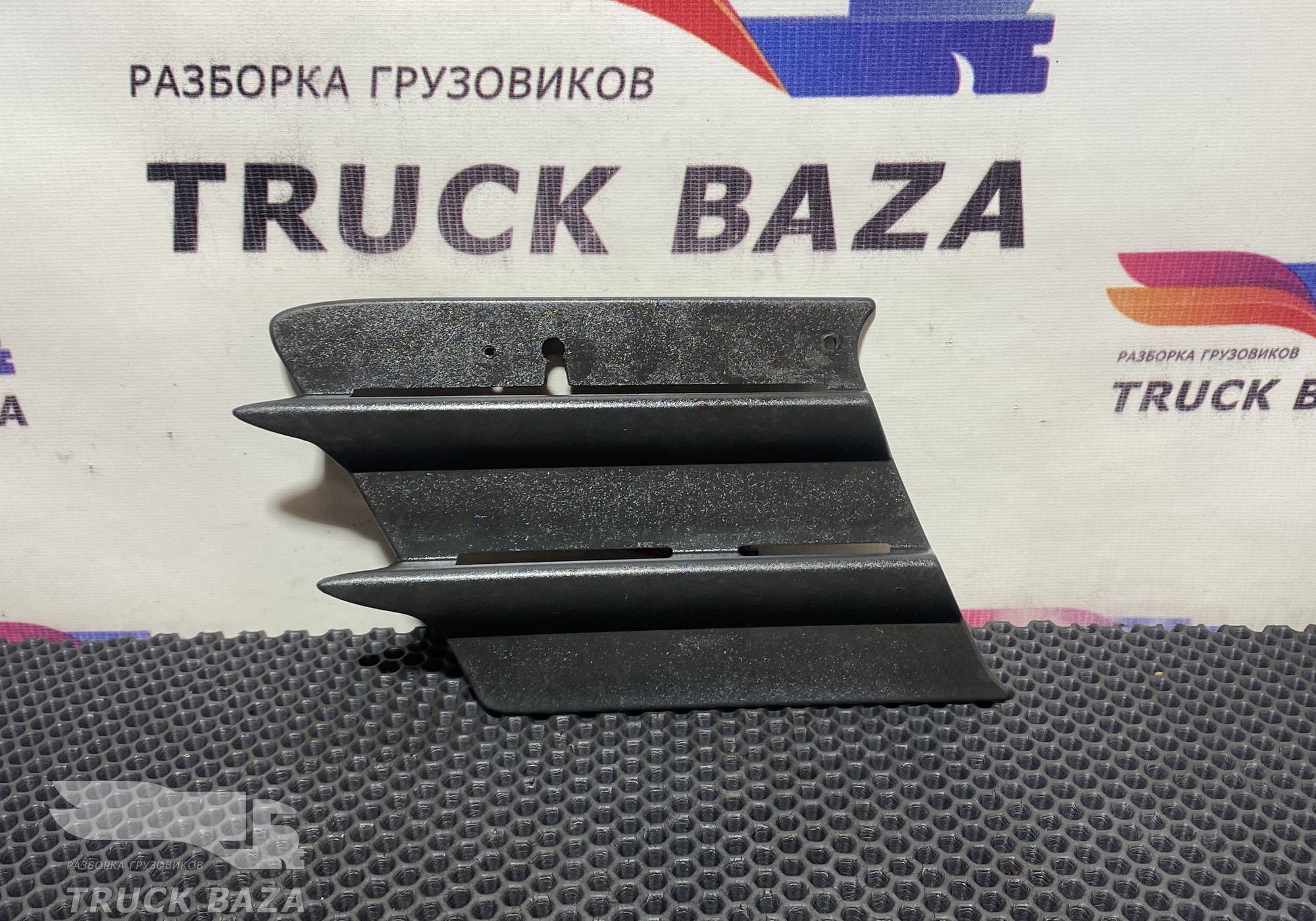 81416850096 Заглушка бампера правая для Man TGX I (с 2007)