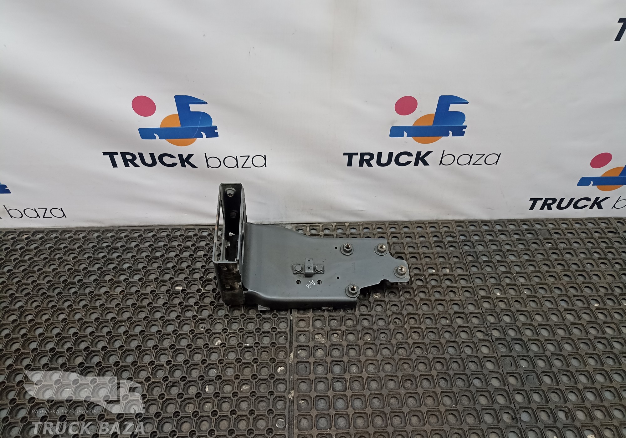 A9606601130 Кронштейн подножки левый для Mercedes-Benz Actros New Actros MP4 (с 2011)