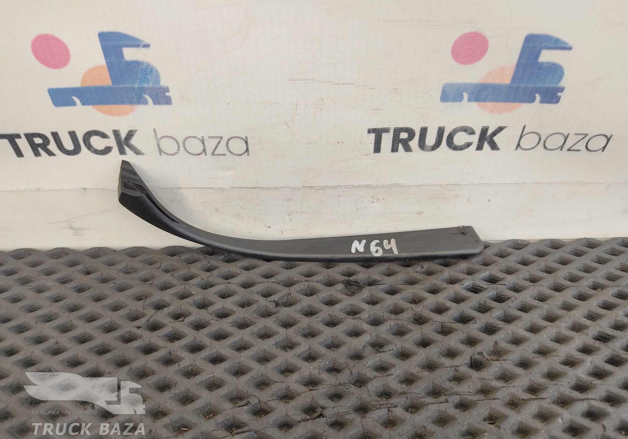 81624102399 Накладка лобового стекла левая