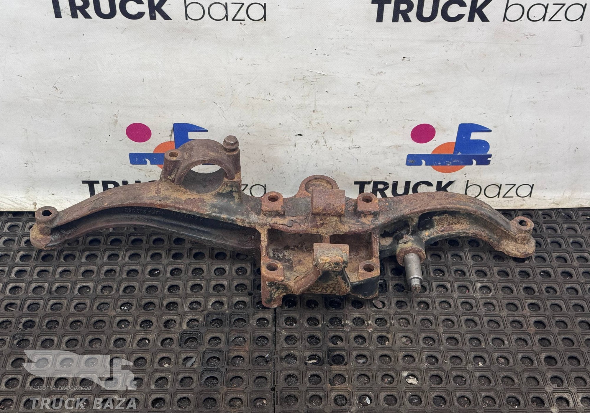 81436303190 Кронштейн пневморессоры левый