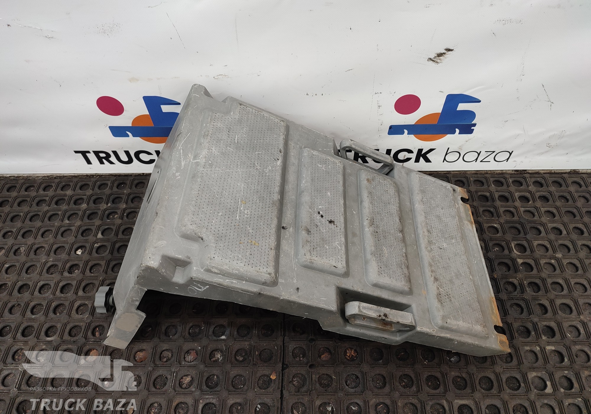 YZ900076000014 Крышка ящика АКБ для Sinotruk Sitrak C7H