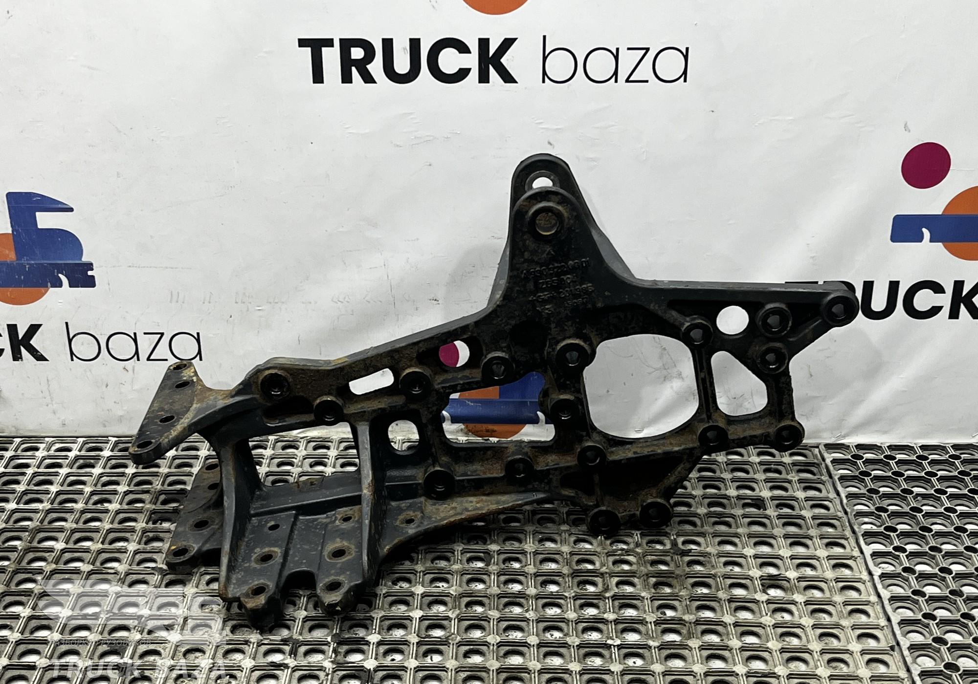 A9303220801 Кронштейн рессоры передний правый