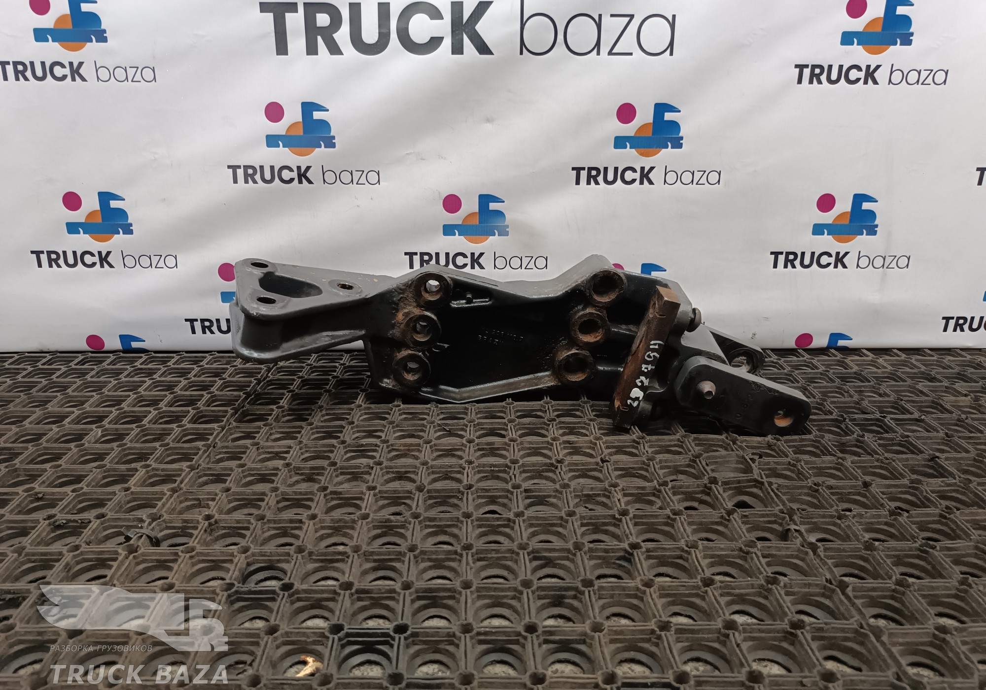 21046164 Кронштейн передней рессоры правый для Volvo FH 3 (с 2008 по 2012)