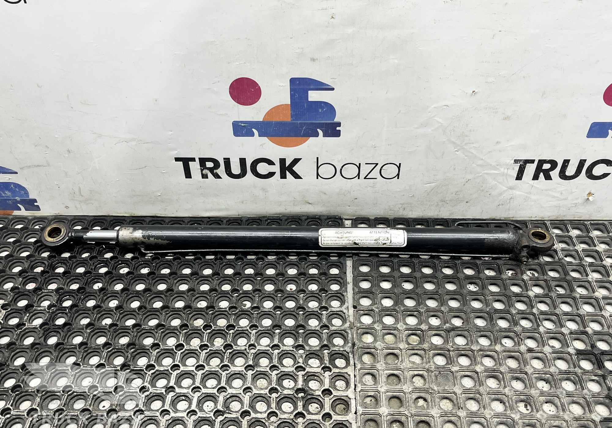 81417236030 Цилиндр подъема кабины