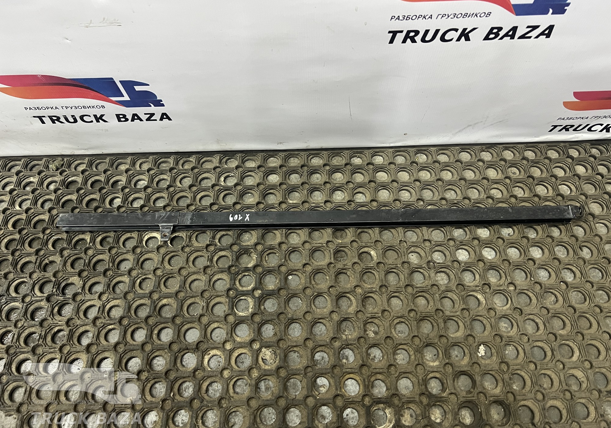 1787801 Направляющая стекла двери левой для Daf XF105 (с 2006 по 2020)