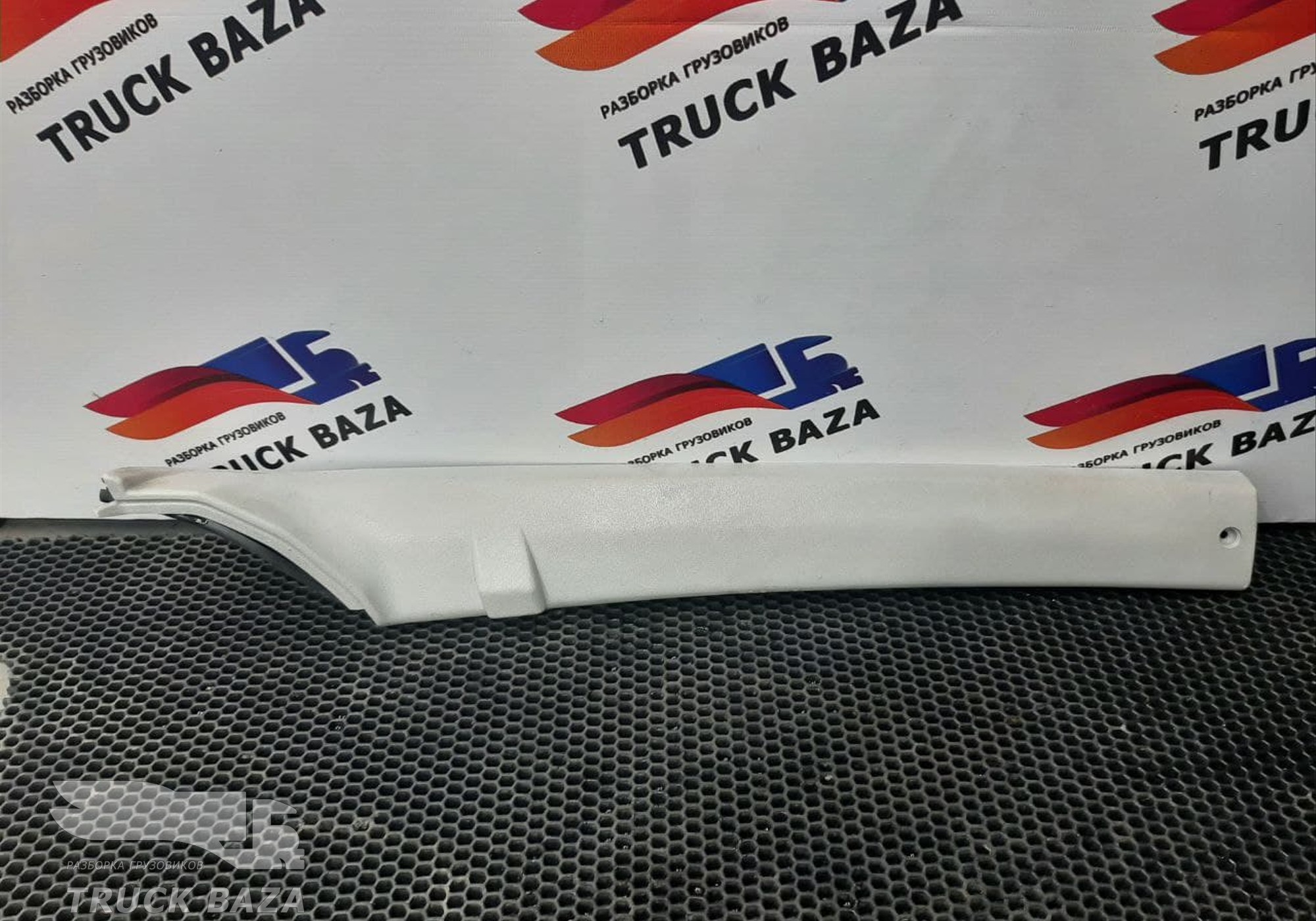 98405946 Накладка стойки лобового стекла правая для Iveco EuroCargo I (с 1991 по 2000)