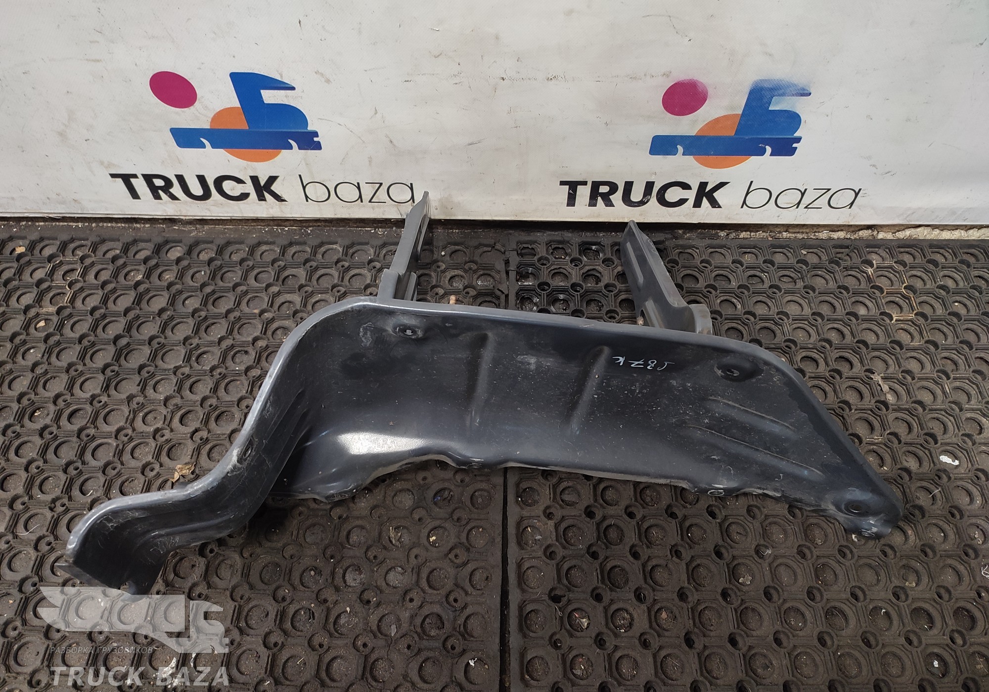 1426108 Кронштейн подножки правой для Scania 5-series R (с 2004 по 2016)