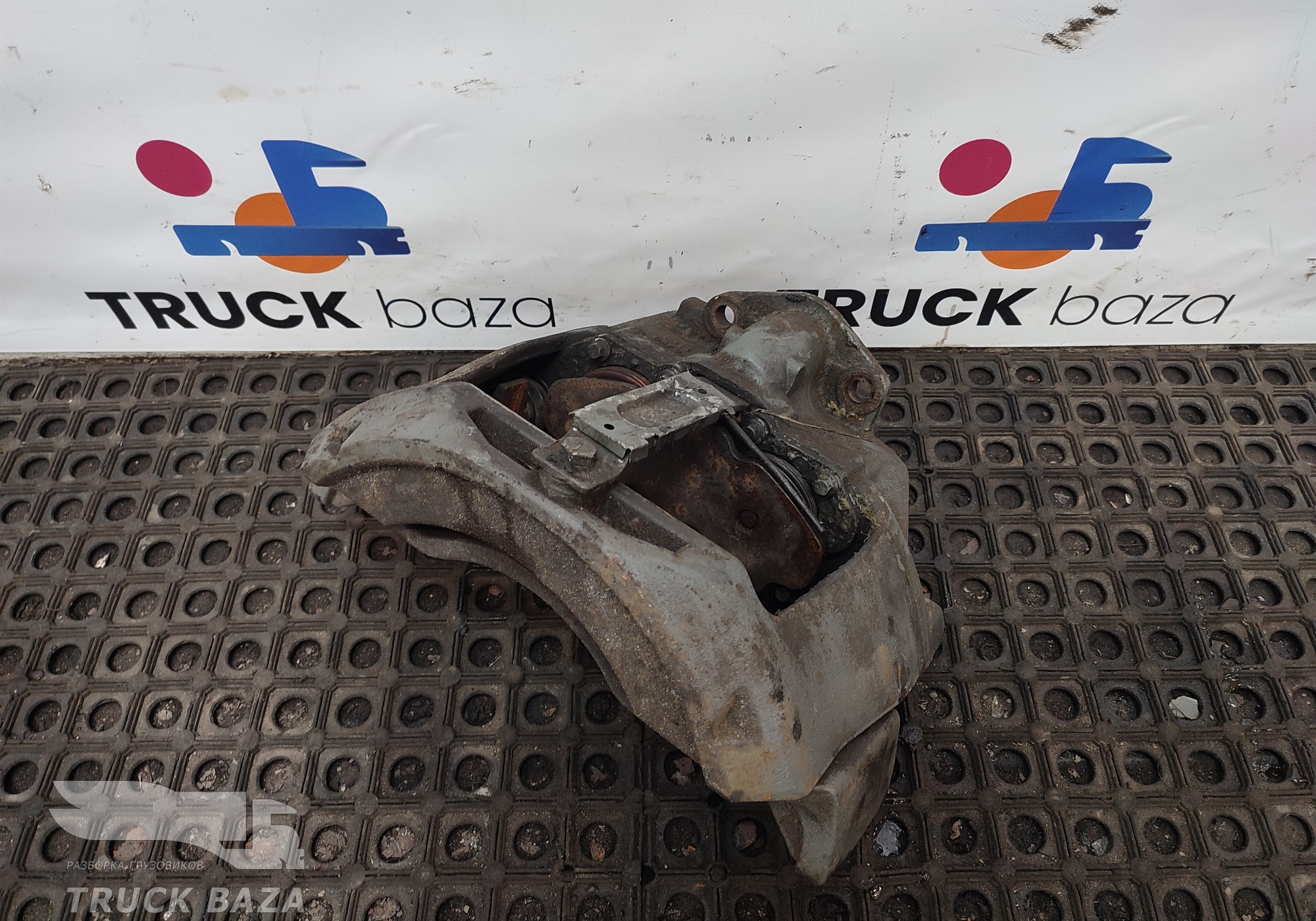 AZ4007443007 Суппорт передний левый для Sinotruk Sitrak C7H