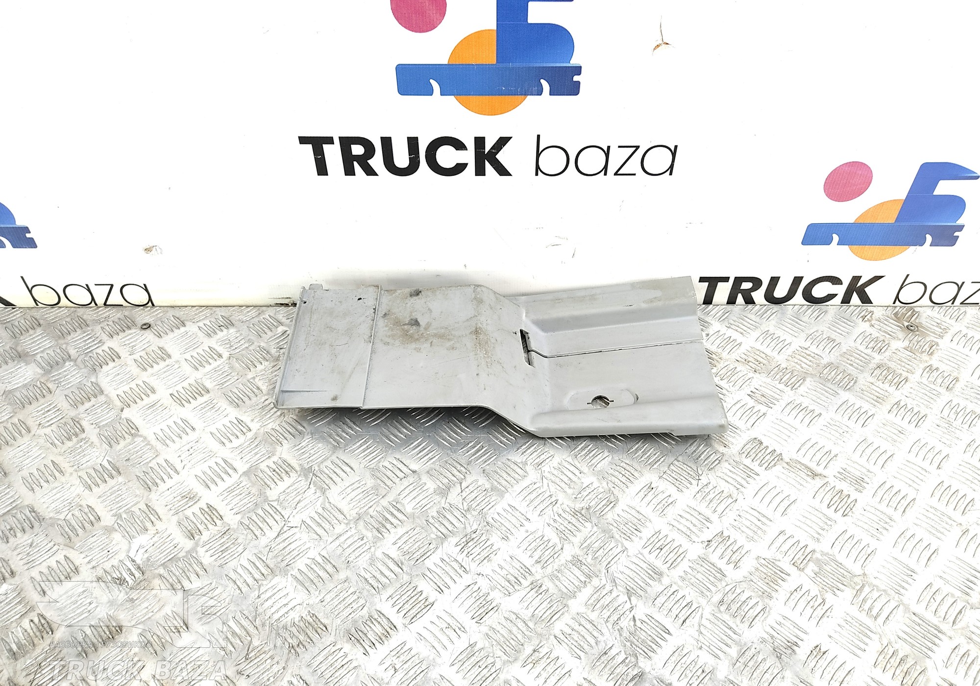 81625710082 Накладка под ремень правая