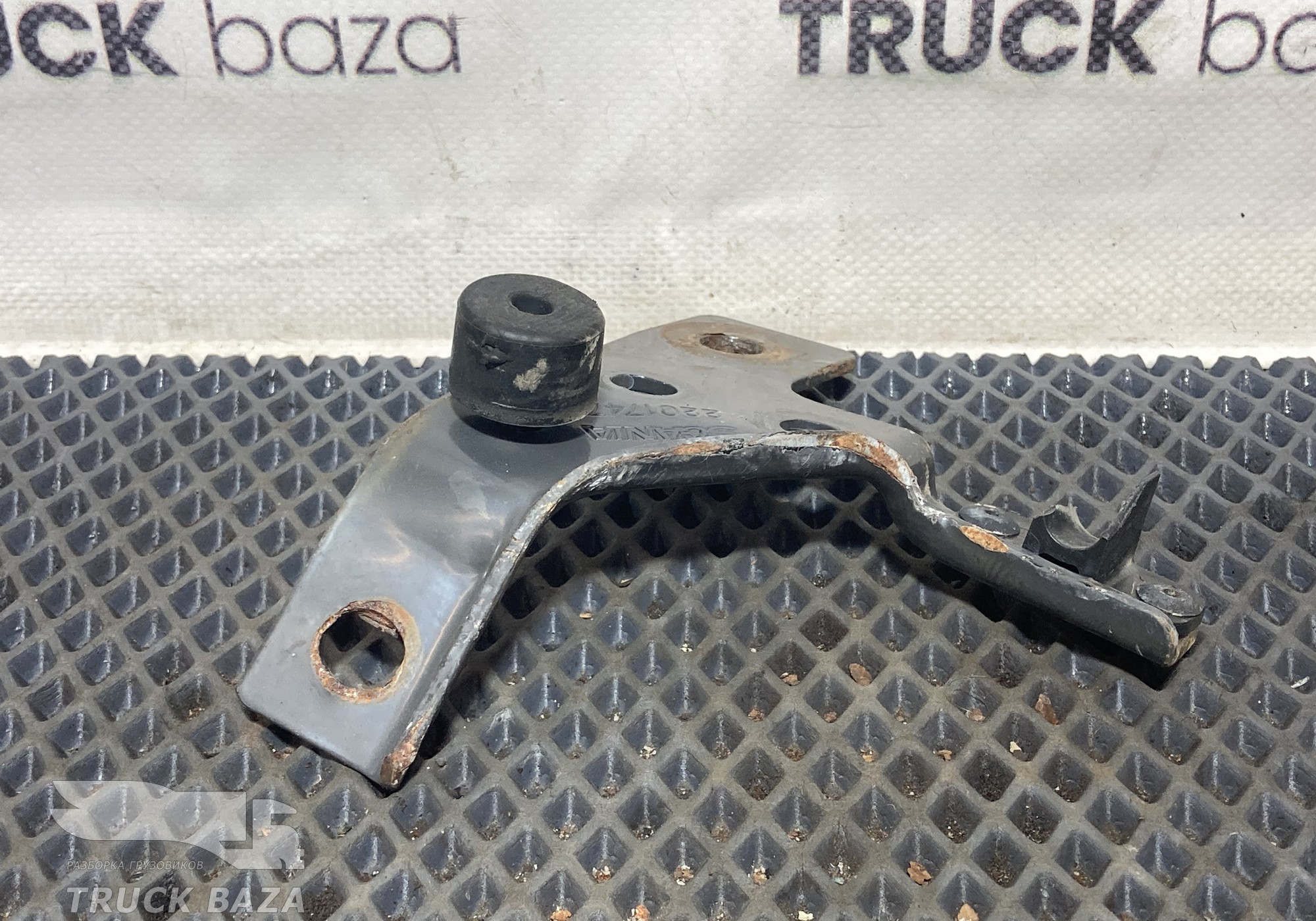 2201747 Кронштейн решетки радиатора правый