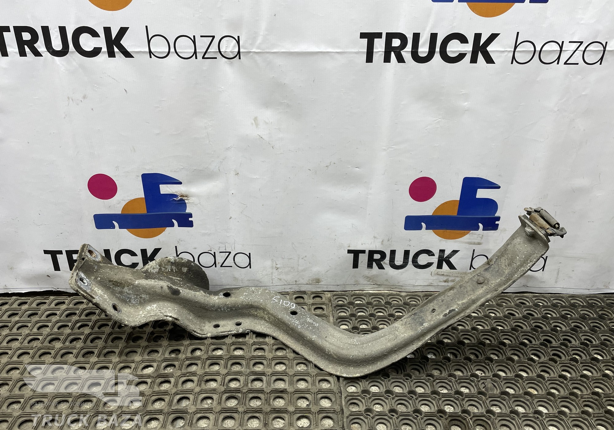 1866050 Кронштейн крыла правого