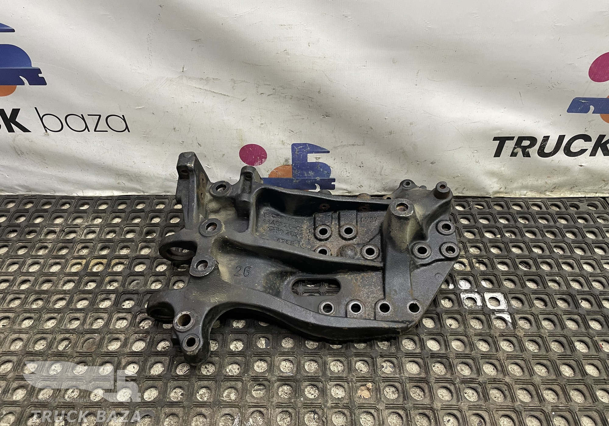 1846826 Кронштейн переднего бампера левый для Scania 5-series