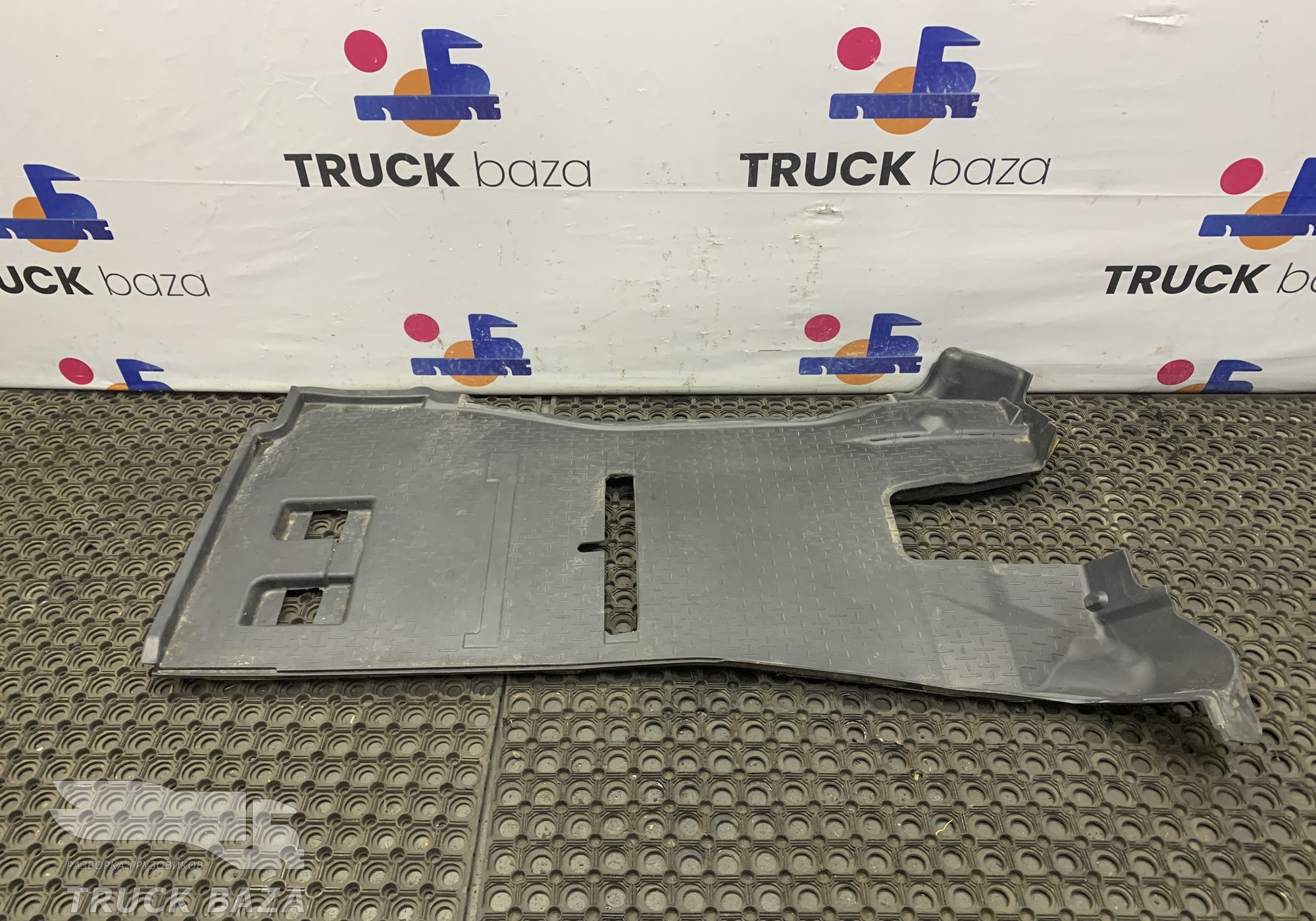 2001447 Коврик кабины передний левый