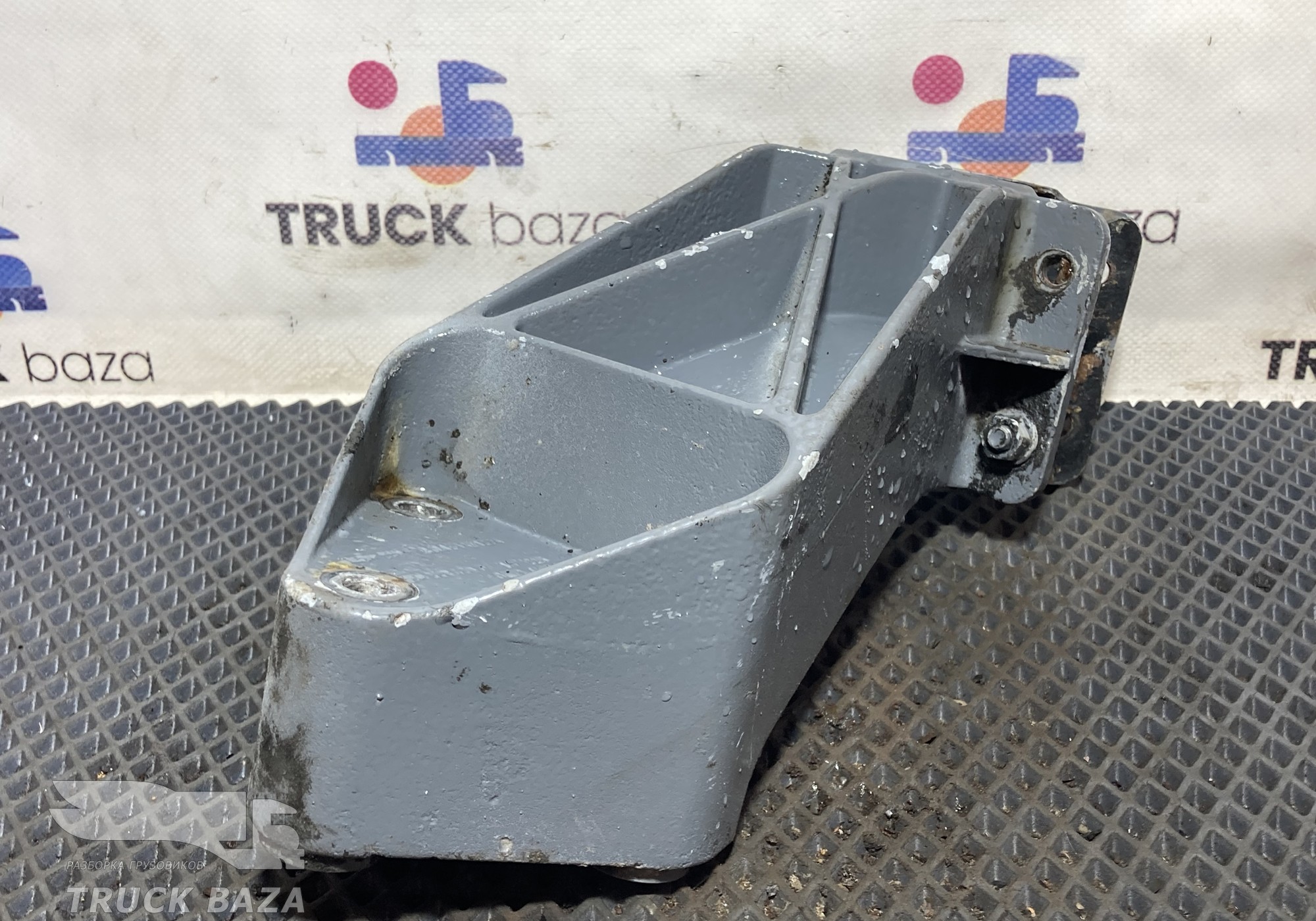 2050044 Кронштейн крыла заднего