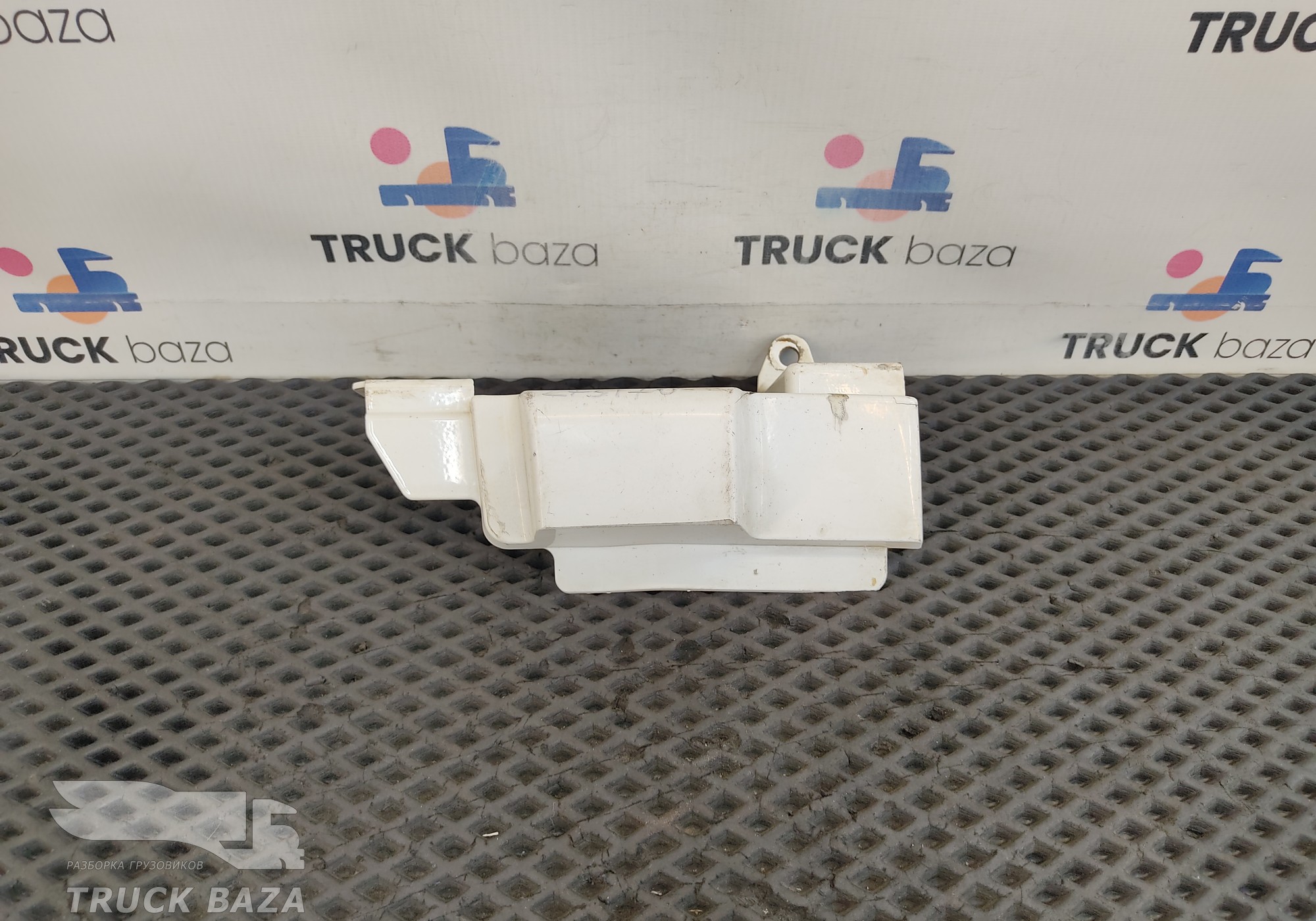 81624100179 Накладка стойки двери левая